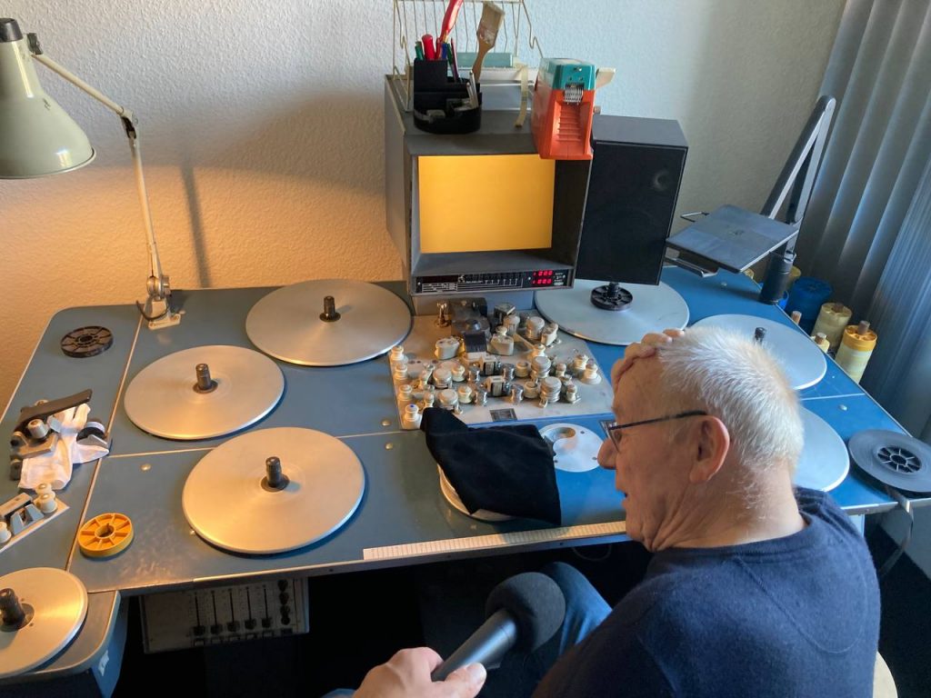 Armin Maiwald am Schneidetisch: Ja, er kann selbst schneiden!